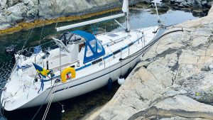 A yacht moored against rocks
