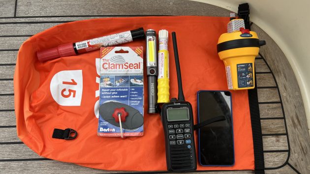 The contents of dry bag which should be taken when handling or rowing a dinghy