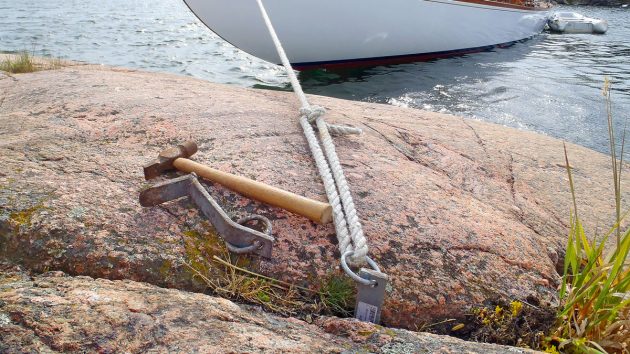 Rock wedges with eyes are essential when boat berthing in the Baltic Sea